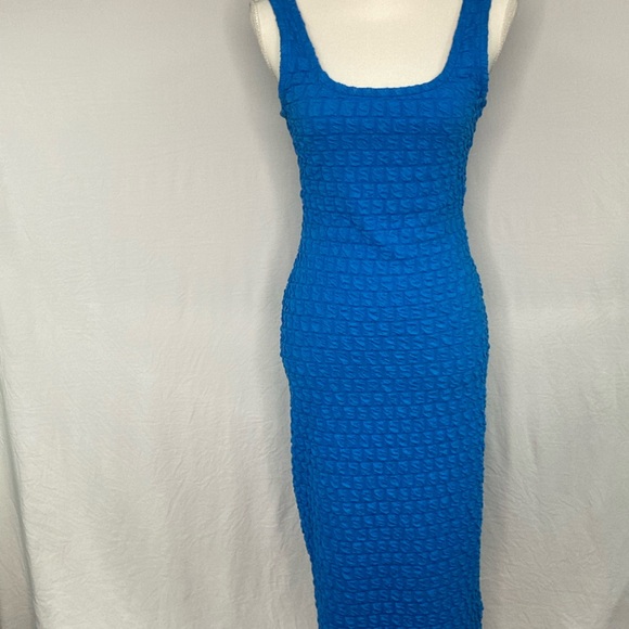 (NWT) Roselyn Sanchez light blue stretch fabric fits the body, sleeveless medium - Picture 2 of 7